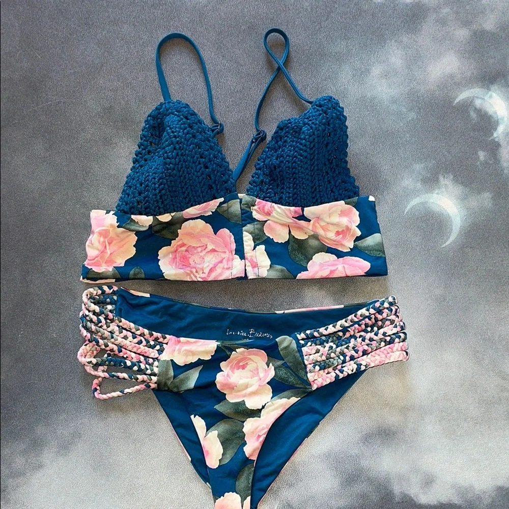 Frankie’s floral 2-piece crochet bikini | Size Small